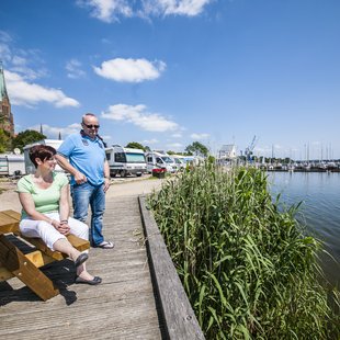 Sitzbank direkt am Schleiufer am Wohnmobilstellplatz Schleswig.