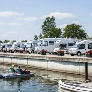 Wohnmobile auf dem Wohnmobilstellplatz Schleswig mit herrlichem Schleiblick.