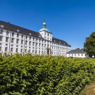 Blick auf das Schloss Gottorf auf der Schlossinsel in Schleswig.