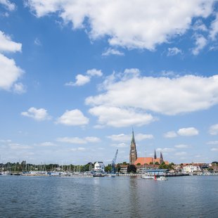 Blick über die Schlei zum Schleswiger Hafen und zum Schleswiger Dom.