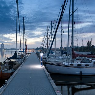 Blaue Stunde am Bootssteg am Schleswiger Hafen.