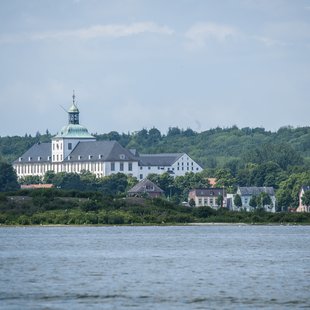 Blick über die Schlei zum Schloss Gottorf.